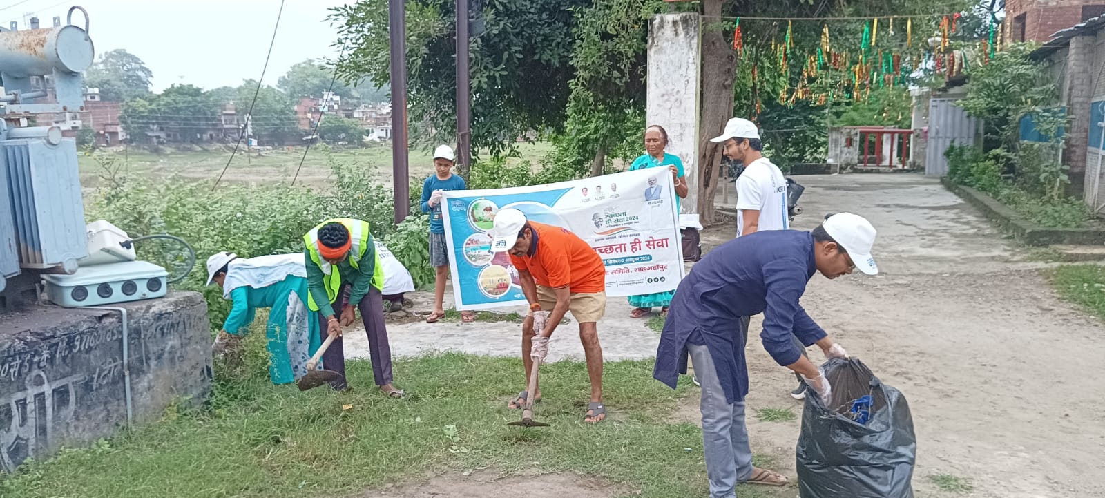 A cleanliness drive was carried out at Lodhipur Chhath Ghat under the aegis of District Ganga Committee