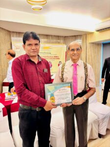 Akram Khan of Etah was honored at the National Award ceremony held in Lucknow.