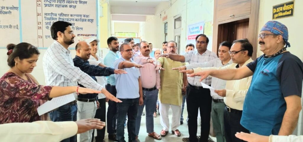 CMO told about the harms of tobacco and took an oath not to consume it.