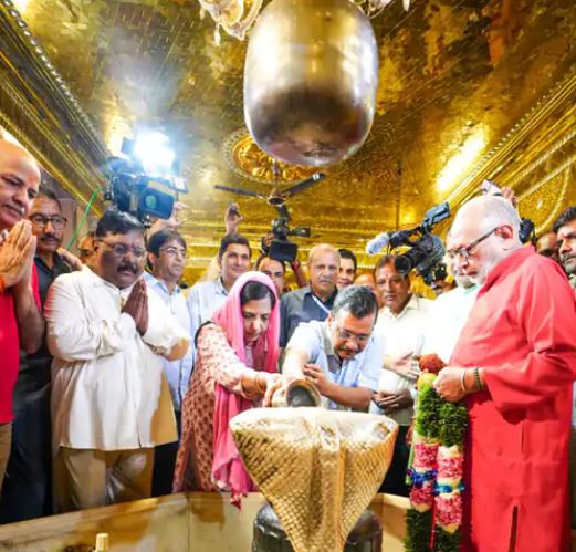 जेल से रिहा होने के बाद पत्नी के साथ हनुमान मंदिर पहुंचे दिल्ली सीएम अरविंद केजरीवाल