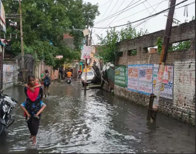 बरेली में तेज आंधी के कारण गिरे बिजली के पोल बरेली में बारिश के बाद अंधेरा बरेली में बिजली की आपूर्ति बहाली
