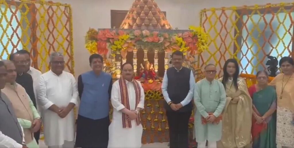भाजपा नेता गणेश उत्सव में शामिल, जेपी नड्डा और केंद्रीय मंत्रियों ने की देवेंद्र फडणवीस के घर पर पूजा