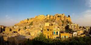 जैसलमेर का किला - भारत का प्रसिद्ध पर्यटन स्थल सम सैंड ड्यून्स - थार रेगिस्तान में ऊंट सफारी जैसलमेर में थार रेगिस्तान में कैंपिंग जैसलमेर की सुनहरी हवेलियां और ऐतिहासिक धरोहर