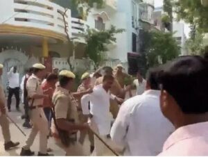 लखीमपुर में भाजपा विधायक को पुलिस के सामने दौड़ा-दौड़ाकर पीटा