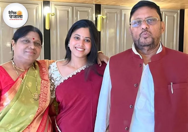 अपने मां-पिता के साथ प्रिया सरोज।