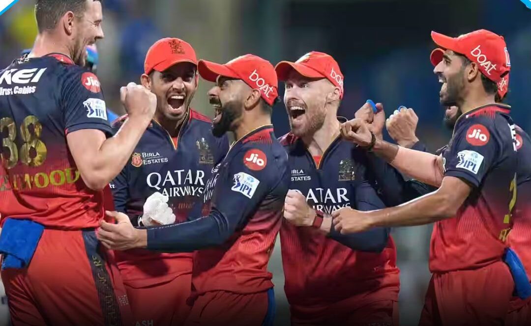 "RCB टीम वानखेड़े में जीत का जश्न मनाती हुई"